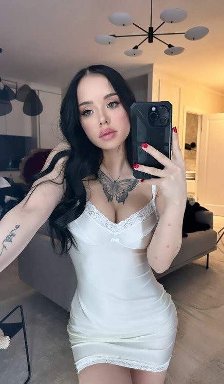 lyna com OnlyFans Model Bilder