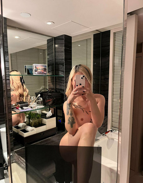 Sarina Song Model OnlyFans Foto