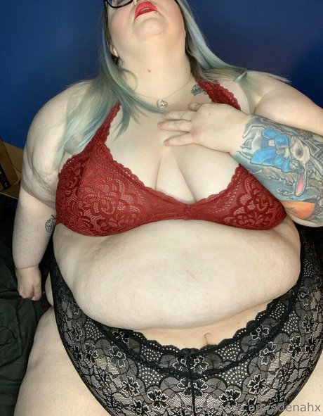 adenahx OnlyFans schlank