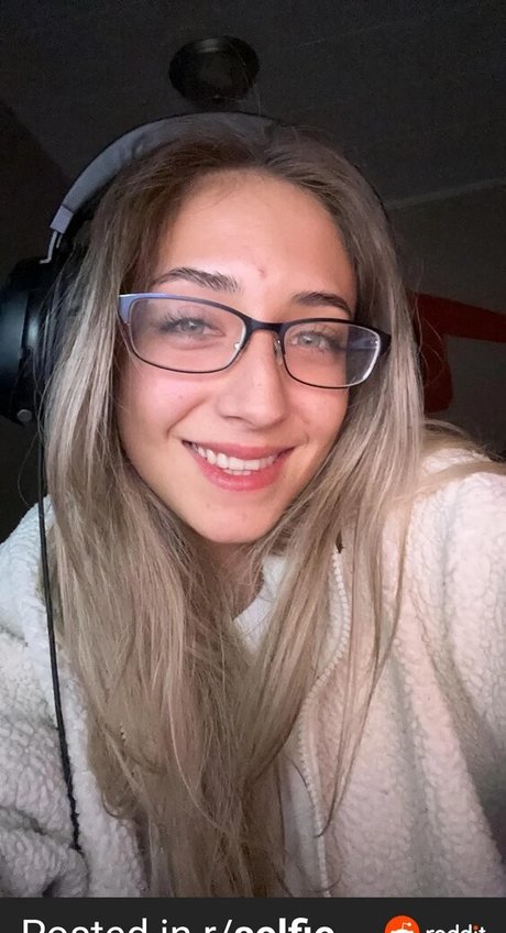 YellowMinimum6204 OnlyFans Model Fotos