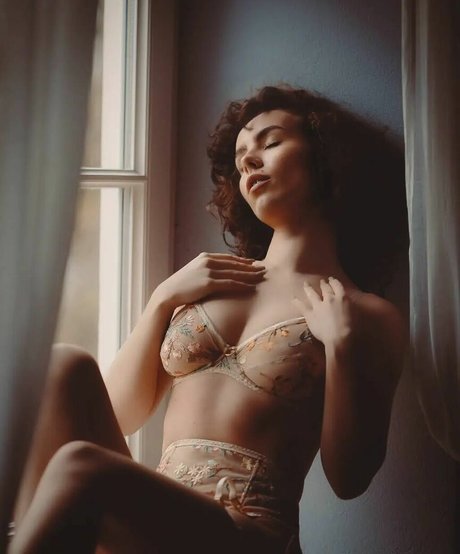 curlywiktoria OnlyFans Striptease