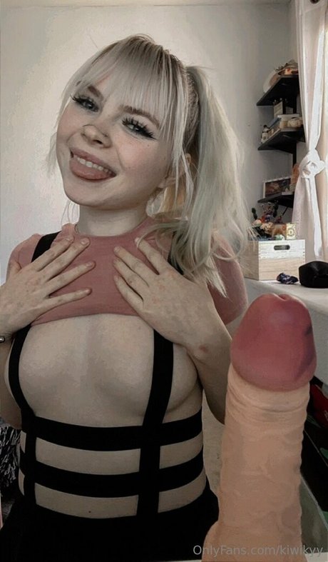 kiwikyy OnlyFans geleakte Brüste
