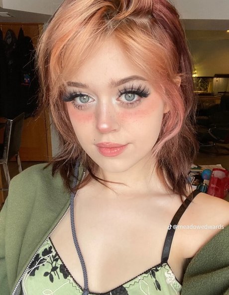 Meadow Edwards OnlyFans nackte Brüste