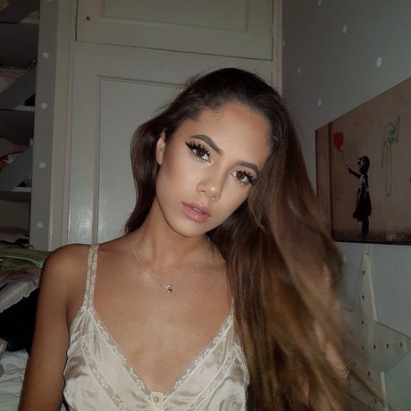 Saoirse Alicia Behzadi_ Nacktbilder auf OnlyFans