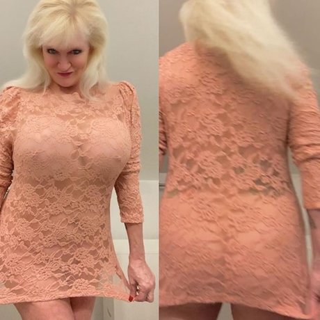 Sandie Lee_ OnlyFans-Bild