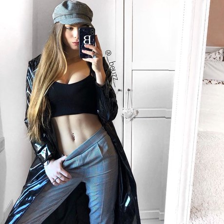 Beatrice Orru OnlyFans schlank