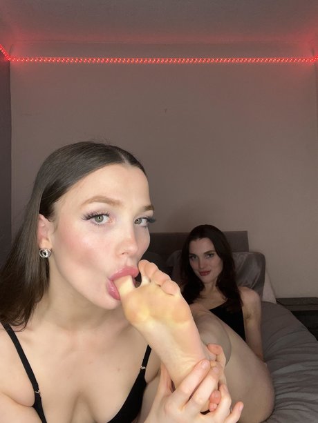 Twin Sisters OnlyFans Leak
