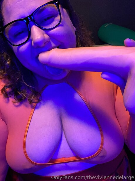Theviviennedelarge OnlyFans-Seite