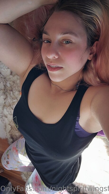 Nightspiritwingsfree OnlyFans nackte Brüste