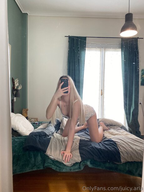 Juicy Aria OnlyFans Striptease