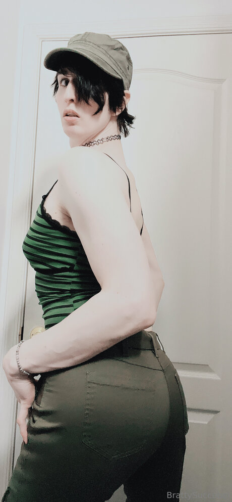 Tomboysuccubus OnlyFans nackte Brüste