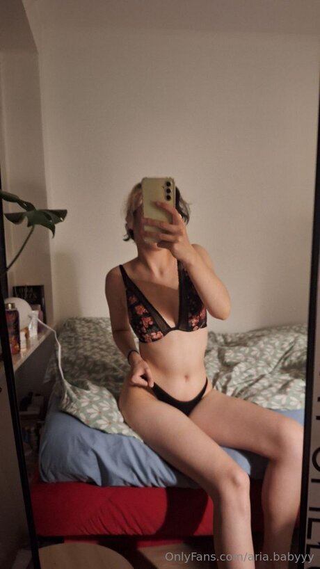 Aria Babyyy Oben ohne OnlyFans