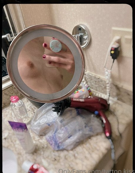 tattoo kiss OnlyFans nackte Brüste