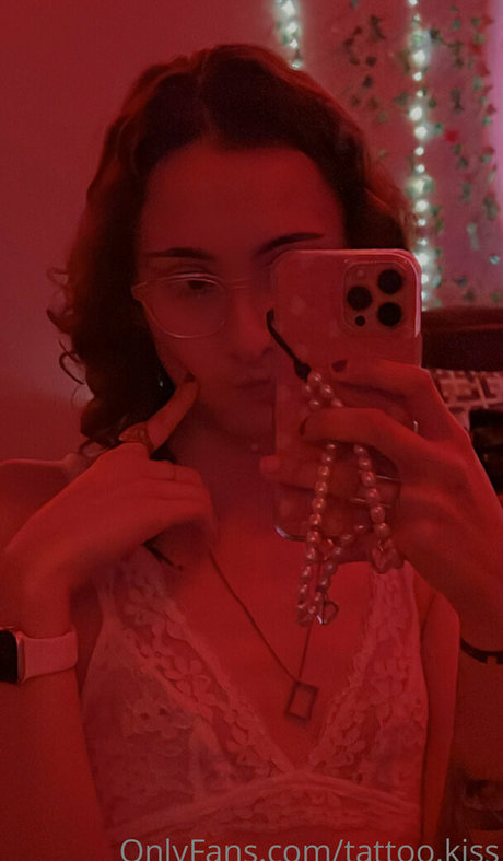 tattoo kiss OnlyFans Pornografie gratis