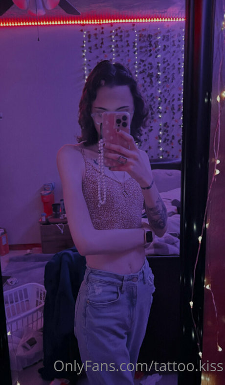 tattoo kiss OnlyFans geleakter Pornografie