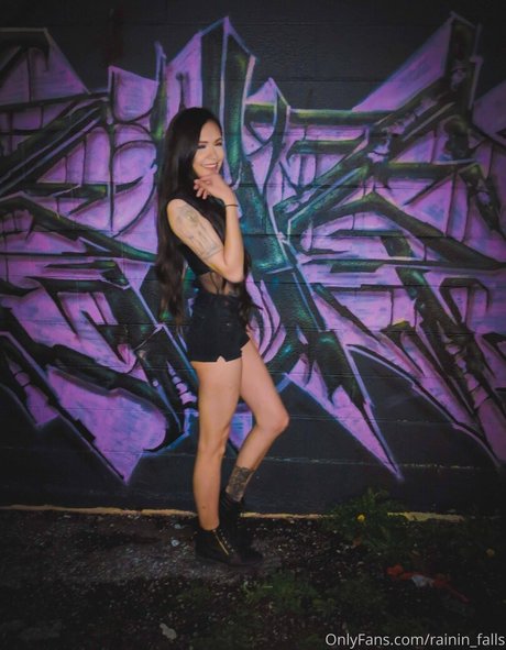 rainin falls OnlyFans-Creator