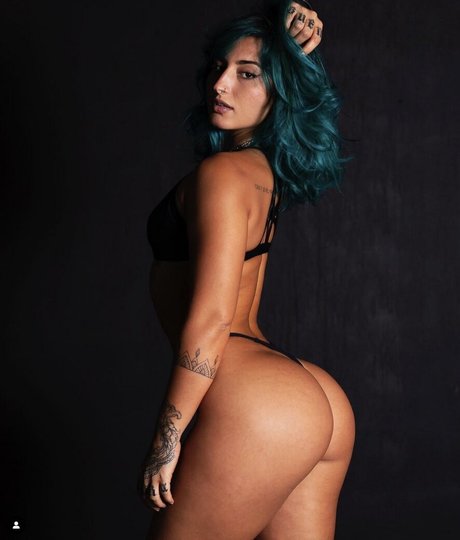 Talia Sereia Oben ohne OnlyFans