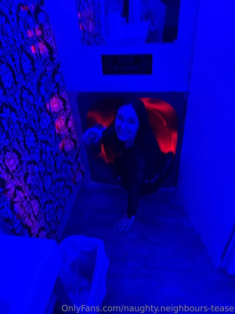 Naughty Neighbours Tease Nacktbilder von OnlyFans