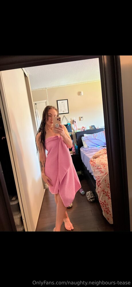 Naughty Neighbours Tease Bilder OnlyFans