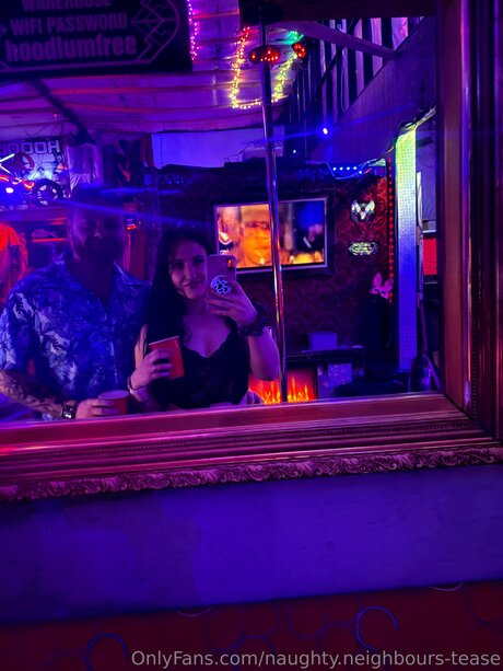 Naughty Neighbours Tease Heiße OnlyFans Inhalte