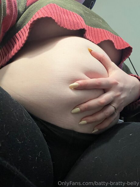 Batty Bratty Belly Nacktbilder von OnlyFans