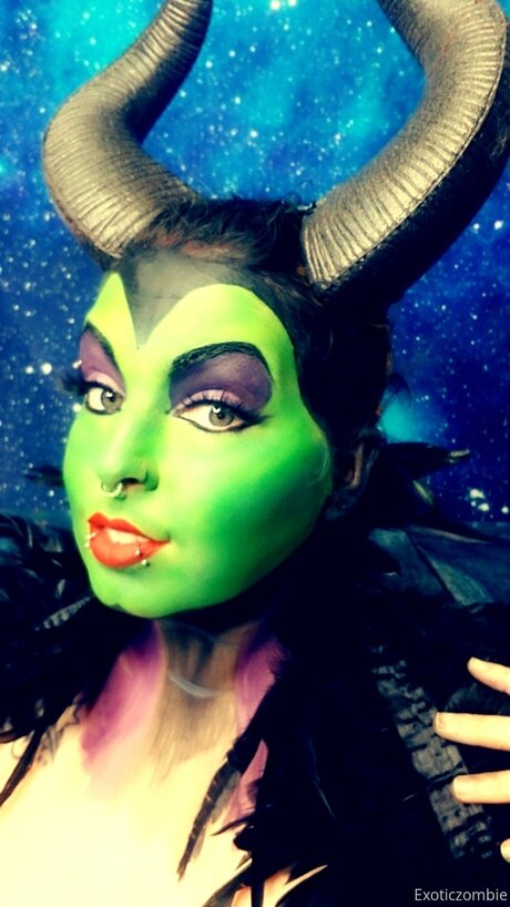 Exoticzombiefree OnlyFans Model Bilder