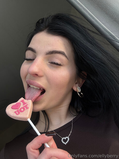 Ellyberry Nacktbilder von OnlyFans