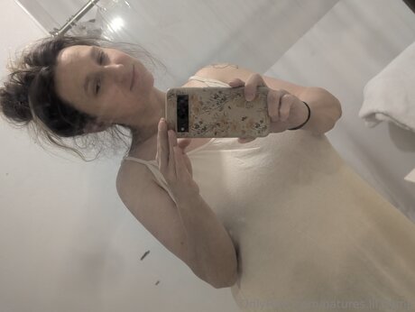 Natures Lil Nymp Leak von OnlyFans-Inhalten