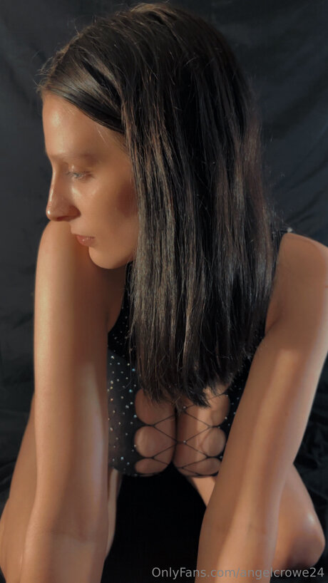Angelcrowe24 Leak von OnlyFans Pornografie
