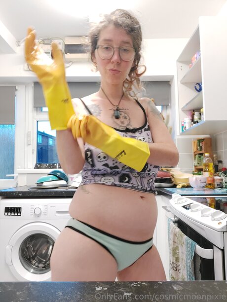 Cosmicmoonpixie OnlyFans Model Bilder