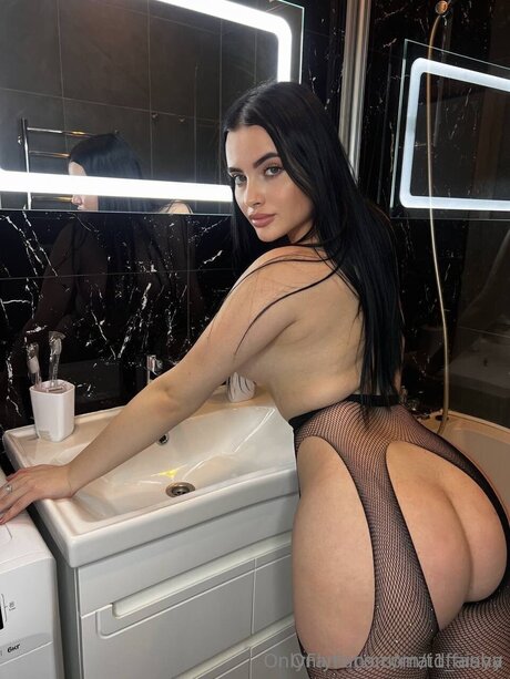 Maid Aisha Brüste OnlyFans