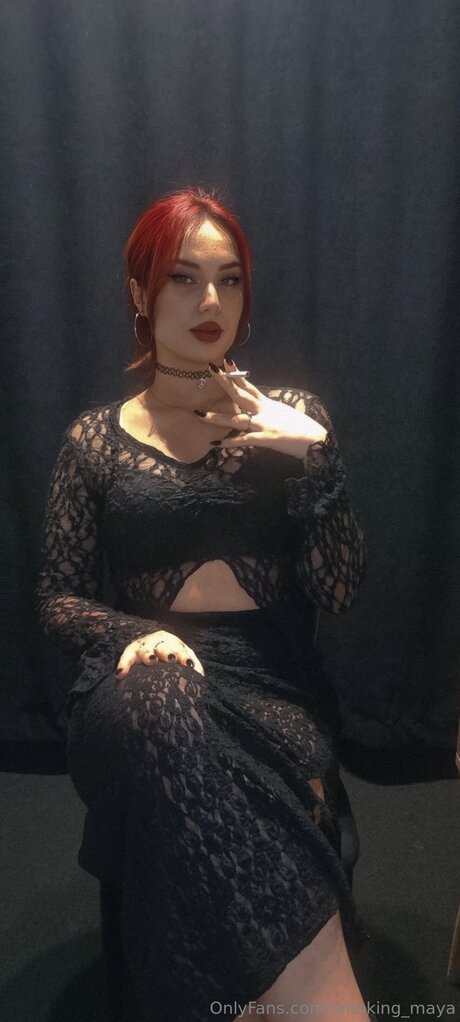 Smoking Maya OnlyFans Model Bilder
