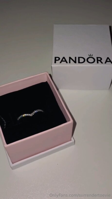 Surrendertoevie Leaks von Nacktbildern auf OnlyFans