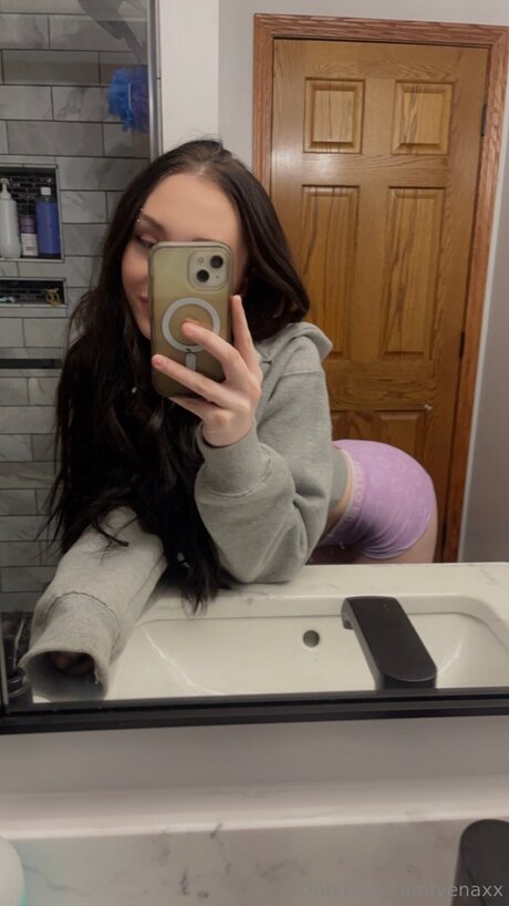 Venaxx OnlyFans Strip