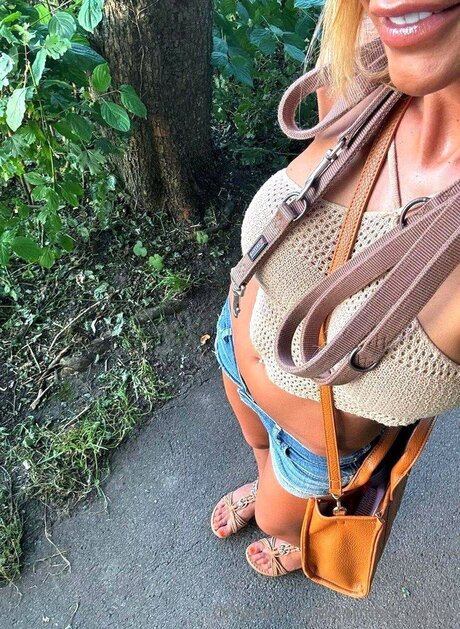 Carmen Candy OnlyFans Striptease