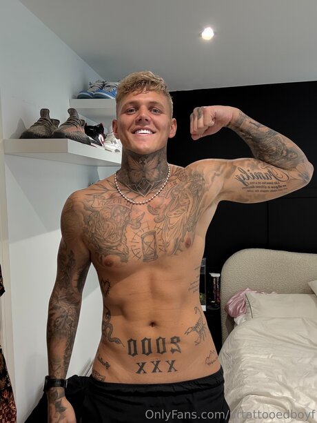 Urtattooedboyf Brüste OnlyFans