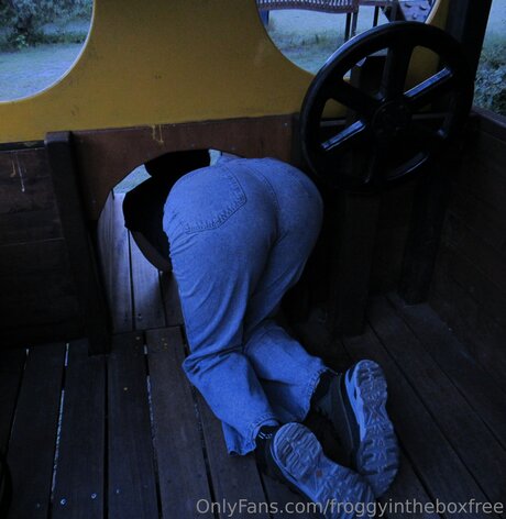 Froggyintheboxfree OnlyFans Leaj