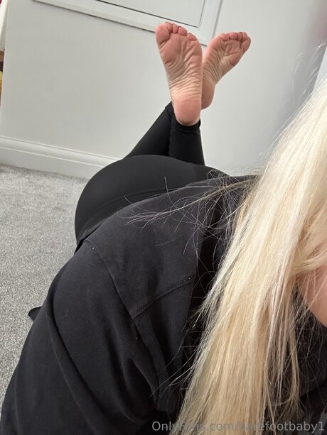 Barefootbaby1 OnlyFans schlank