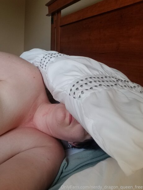 Nerdy Dragon Queen Free Oben ohne OnlyFans