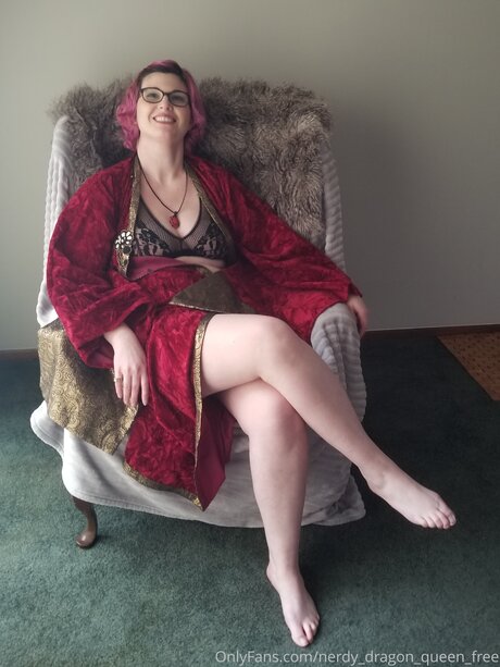 Nerdy Dragon Queen Free NurlyFans-Brüste