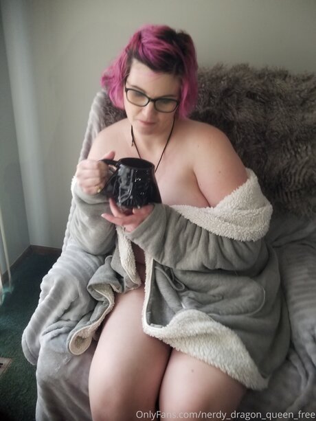Nerdy Dragon Queen Free Nacktbilder von OnlyFans geleakt