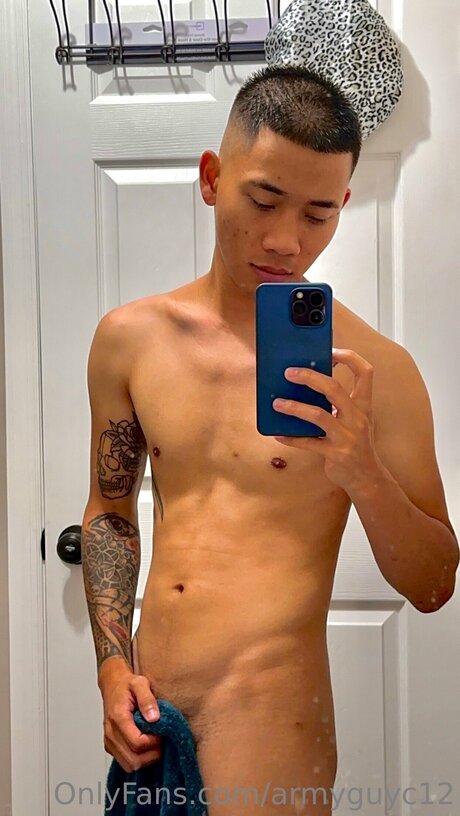 Armyguyc12 OnlyFans nackte Brüste