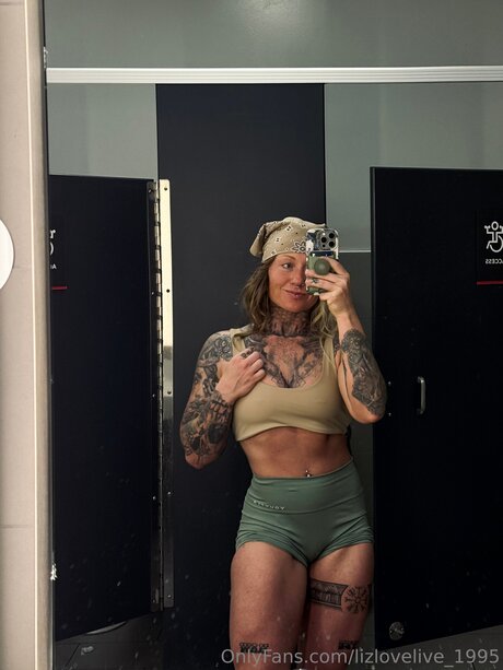 Lizlovelive 1995 Model OnlyFans Foto