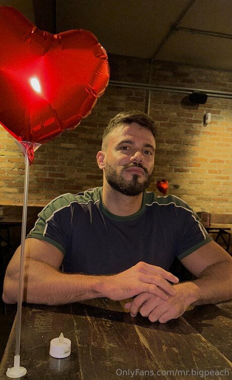 Mr Bigpeach OnlyFans nackte Brüste