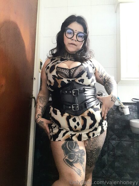 Valenhoneyy XXX OnlyFans