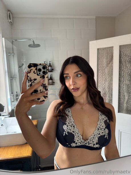 blonde heiße frau onlyfans Kunstakt Selfie