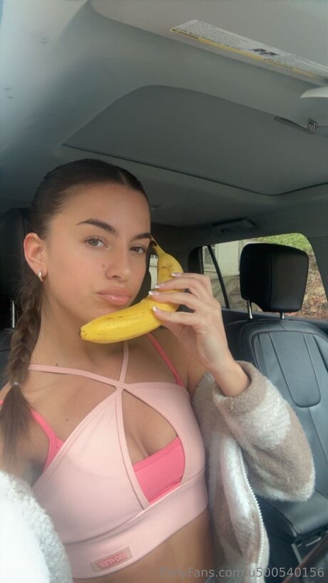 Lily Mirabella Oben ohne OnlyFans