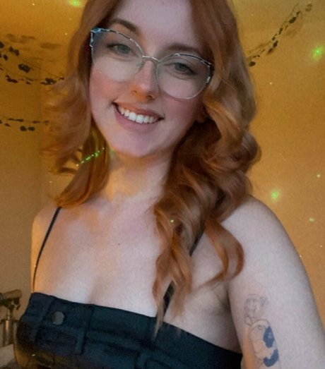 Em Cavell Leaks von Nacktbildern auf OnlyFans