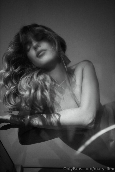 Mary Flex OnlyFans schlank