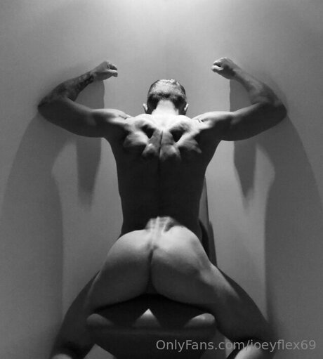 Joeyflex69 OnlyFans nackte Brüste